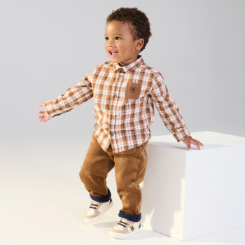 قميص مربعات باللون البني، للأولاد الصغار